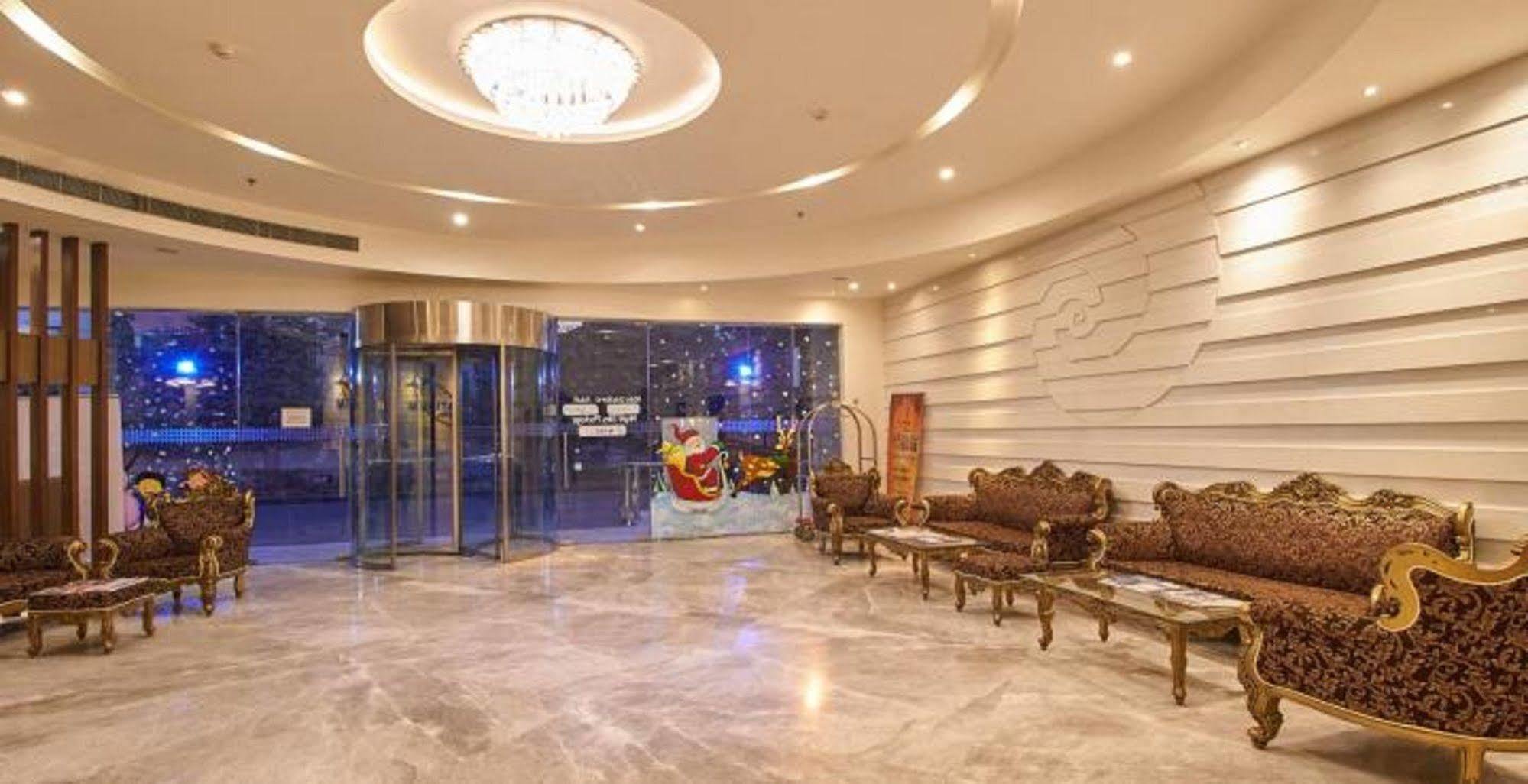 Hotel Platinum Rajkot Esterno foto